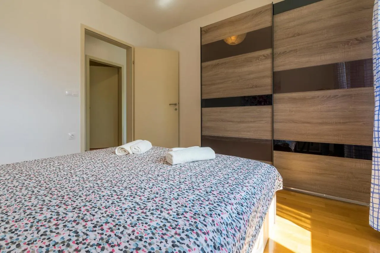 Mb Apartmani Crikvenica 0*,